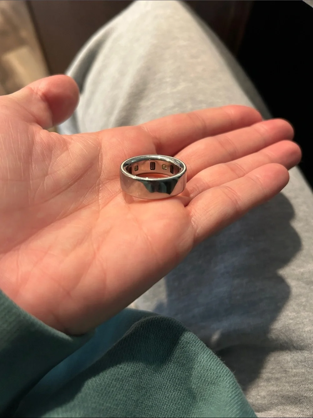 Oura 4 Silver Smart Ring with Gray Magnetic Charger